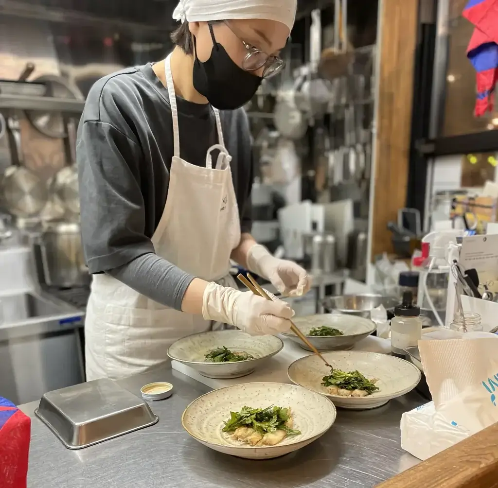 自身のお店、bistro JONGJIで料理をするキム スジンさん